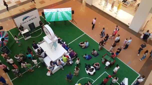 Voetbal fans zone in winkelcentrum — Stockvideo