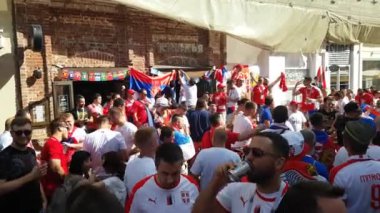 Sokakta Sırp hayranları