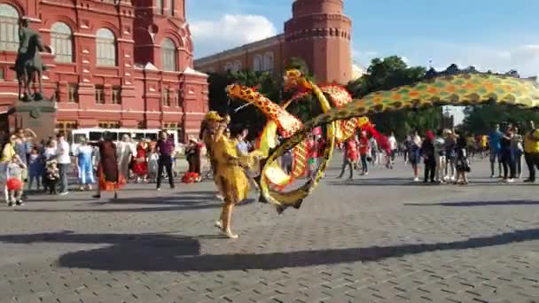 Танец дракона в центре Москвы — стоковое видео