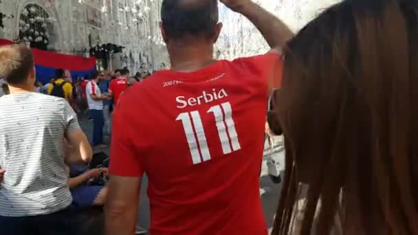 Ο άνθρωπος στη σερβική ομάδα t-shirt στο χρόνο της Fifa Ποδόσφαιρο Παγκόσμιο Πρωτάθλημα. — Αρχείο Βίντεο