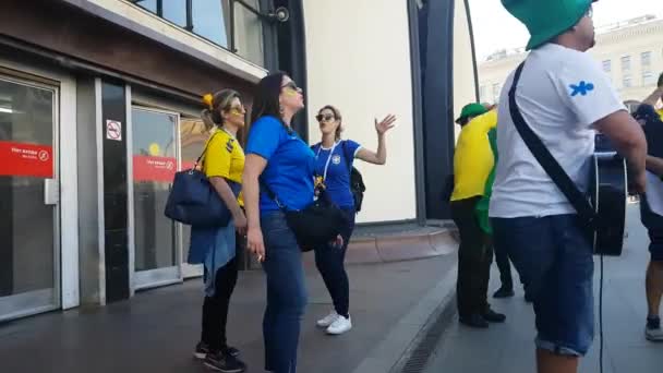 Menschen in der brasilianischen Fußballnationalmannschaft tragen — Stockvideo