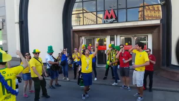 Pessoas em desgastes da Seleção Brasileira de Futebol — Vídeo de Stock