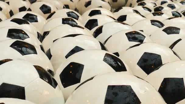 Muitas bolas de futebol estão flutuando na fonte — Vídeo de Stock