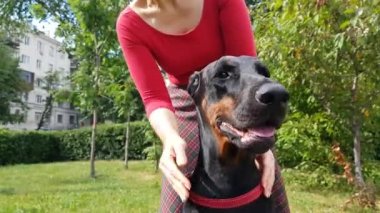 Kadın el köpeğini canı cehenneme.