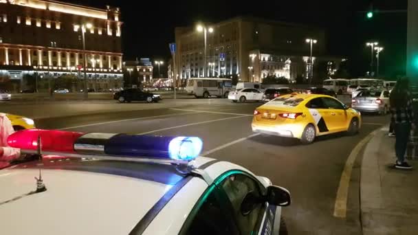 Поліцейський автомобіль на дорозі — стокове відео