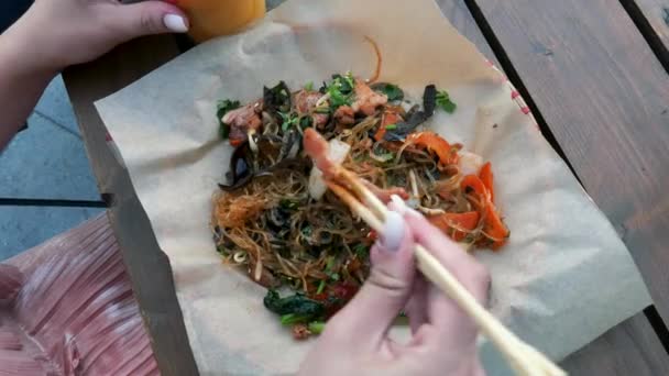 Fried Flat Noodles On Table Inside Restaurant — Stock Video