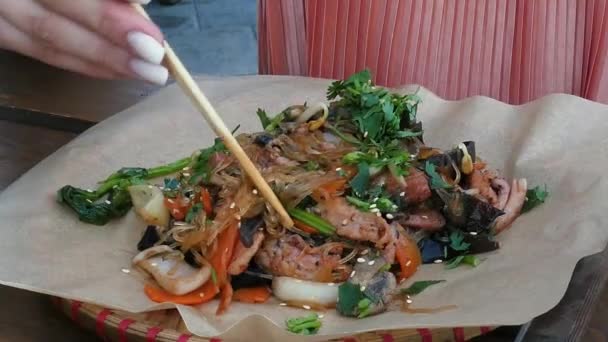 Fried Flat Noodles On Table Inside Restaurant — Stock Video