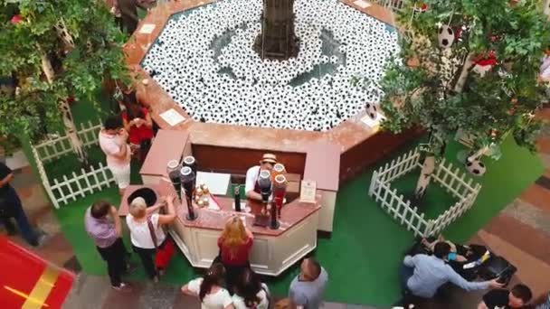 Ballen drijvend In de fontein van de Moskou-Tsum. World Cup 2018 decoratie. — Stockvideo