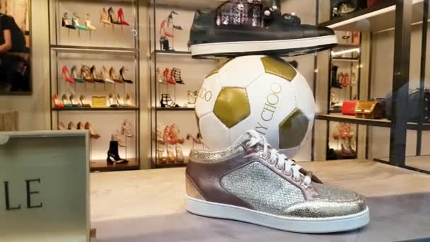 Jimmy Choo Store im Einkaufszentrum — Stockvideo