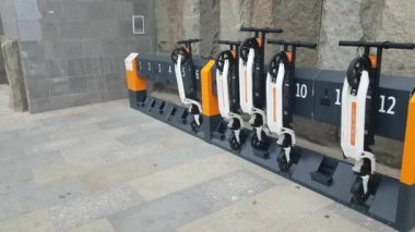 Park yerinde paylaşımı elektrik tekme scooter.