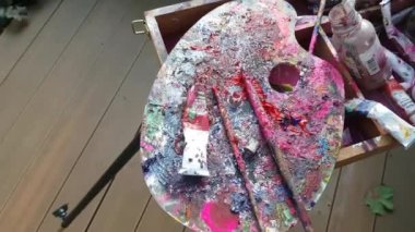 Yağlı boya onun şövale, sanatçı.