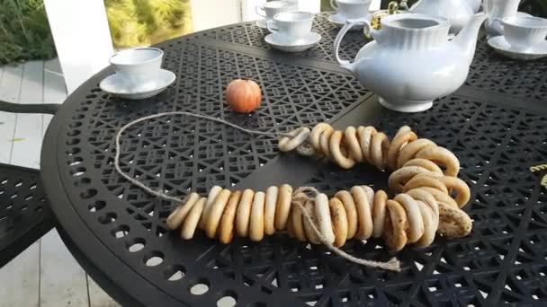 Bagels de graines de pavot pain sur un bureau . — Video