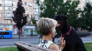 siyah köpek ile kadın