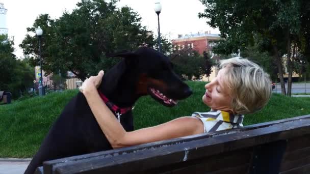 Mulher com cão preto — Vídeo de Stock