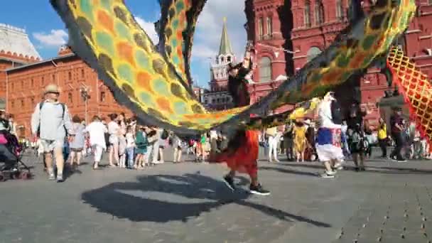 Танец дракона в центре Москвы — стоковое видео