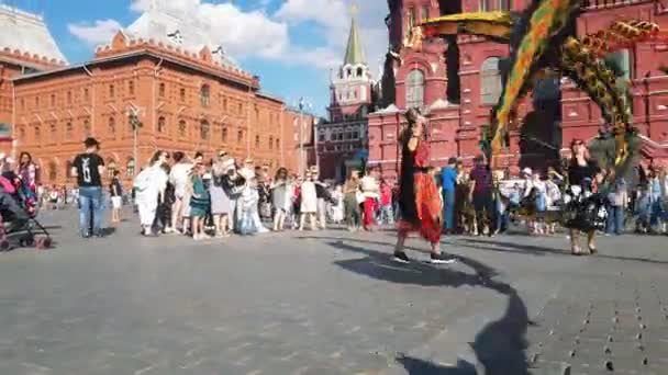 Танец дракона в центре Москвы — стоковое видео