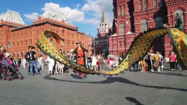 Smok taniec w centrum Moskwy — Wideo stockowe
