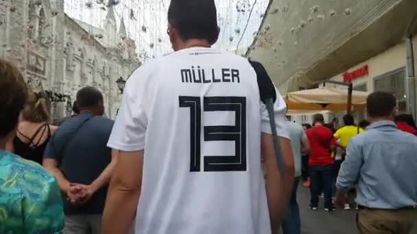 Homem em equipe alemã t-shirt no tempo do Campeonato Mundial de futebol da FIFA . — Vídeo de Stock