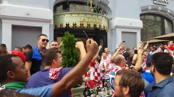 Pessoas em croata equipe nacional de futebol desgaste — Vídeo de Stock
