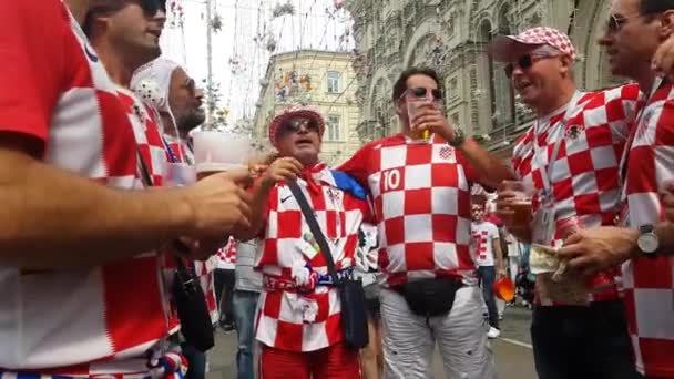 Mensen in het Kroatisch nationaal voetbal team kleding — Stockvideo