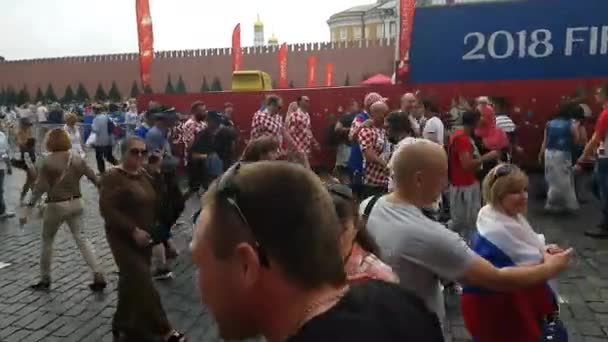 Οι άνθρωποι στην κροατική εθνική ομάδα ποδοσφαίρου φορούν — Αρχείο Βίντεο