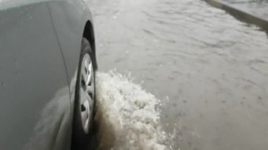 Otomobil tekerlekleri içinde su, su sıçramalarına