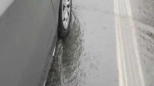 Auto wielen In water, Water spatten — Stockvideo