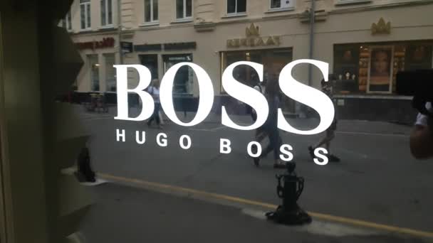 Hugo boss geschäft unterschreiben — Stockvideo
