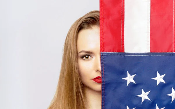 Chica rubia bonita con bandera de EE.UU. . — Foto de Stock