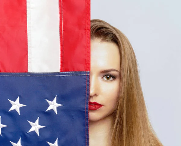 Söt blond flicka med Usa flagga. — Stockfoto