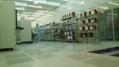 Mühendisler teknisyenler steril elbiseli yarı iletken tutun