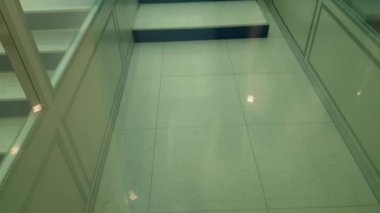 Fabrika boş koridorda