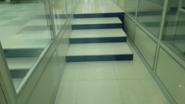 Fabrika boş koridorda