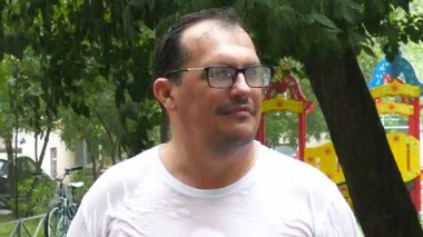 Yağmur, ağır çekim ayakta adam. Yağmur damlaları ön yüzü aşağı dönük akışı