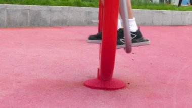 Bacaklar bir adamın çalışan bir simülatör