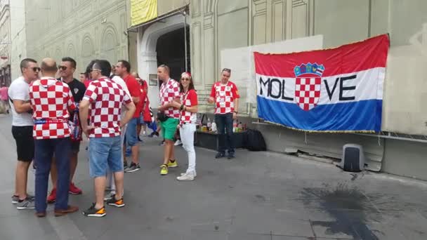 Tráfico de personas frente a banderas de la selección croata de fútbol — Vídeos de Stock