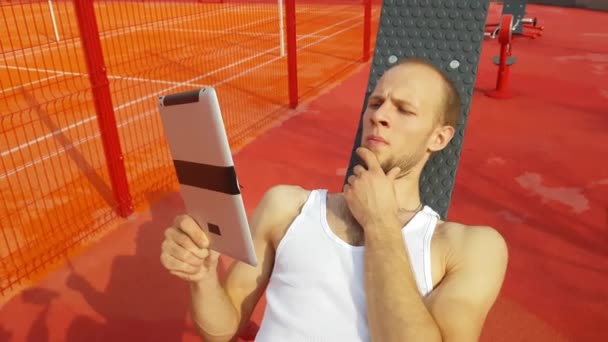Muž s počítačem tabletu — Stock video