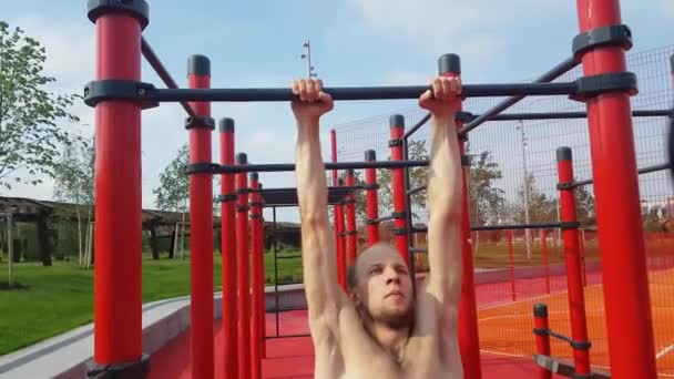 Um homem faz exercícios em uma catraca — Vídeo de Stock