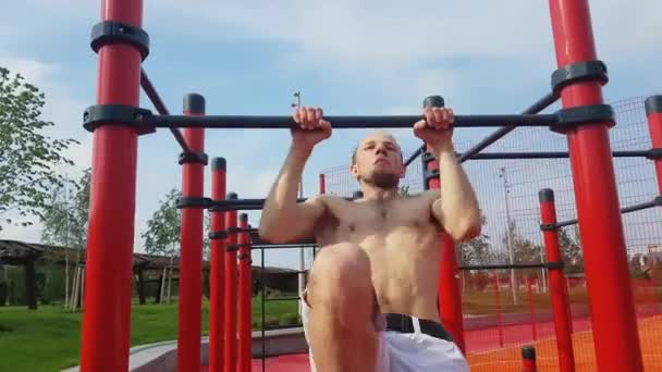 Omul Face Exerciții Turn Aer Liber — Videoclip de stoc