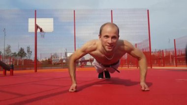 Genç adam yapıyor şınav dışında için Crossfit egzersiz açık havada
