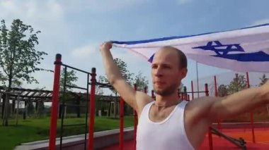 İsrail Ulusal bayrak tutan genç adam