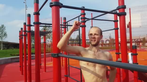 Um homem faz exercícios em uma catraca — Vídeo de Stock
