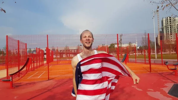 Ung Man håller amerikansk flagga — Stockfoto