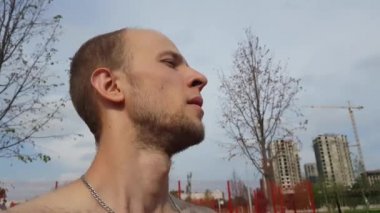 mutlu bir adam açık havada