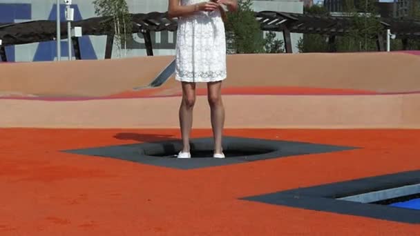 Nogi osób skoki na małe trampoliny — Wideo stockowe