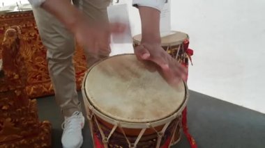 Davul çalmaya bir adamın elinde yakın çekim.