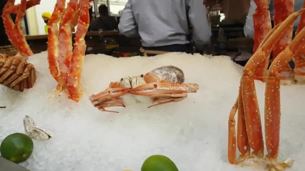 Vitrine du restaurant de fruits de mer — Video