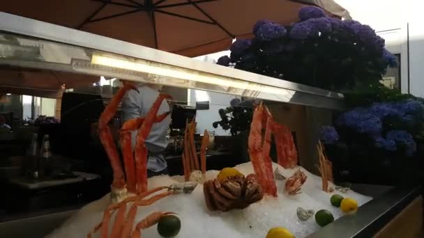 Вітрині рибний ресторан — стокове відео