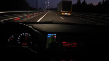 Araba Pano ile gece trafik