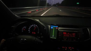 Araba Pano ile gece trafik